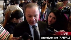 Առողջապահության նախարար Լևոն Ալթունյանը պատասխանում է լրագրողների հարցերին: 13-ը հոկտեմբերի, 2016 թ․