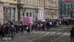 Járványügyi intézkedések ellen tüntettek Kelet-európa-szerte