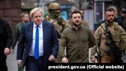 Премʼєр-міністр Великої Британії Борис Джонсон (ліворуч) і президент України Володимир Зеленський. Київ, 9 квітня 2022 року