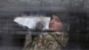 Захоплений український моряк після судового засідання в окупованому Росією українському Криму. Сімферополь, 28 листопада 2018 року. Згодом усіх полонених моряків перевезли до Москви