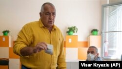 Ish-kryeministri i Bullgarisë, Boyko Borisov, duke votuar në zgjedhjet e 11 korrikut.
