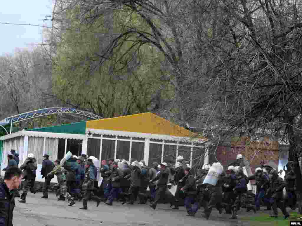 Киргизстан, протети во Бишкек