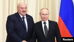 Președintele rus îl găzduiește pe omologul său din Belarus pentru discuții privind extinderea cooperării militare și economice pe fondul luptelor din Ucraina.