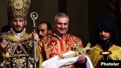 Milyarder Samvel Karapetyan Erməni Apostol Kilsəsinin Eçmiədzindəki baş kafedralında Milad mərasimində. 2015