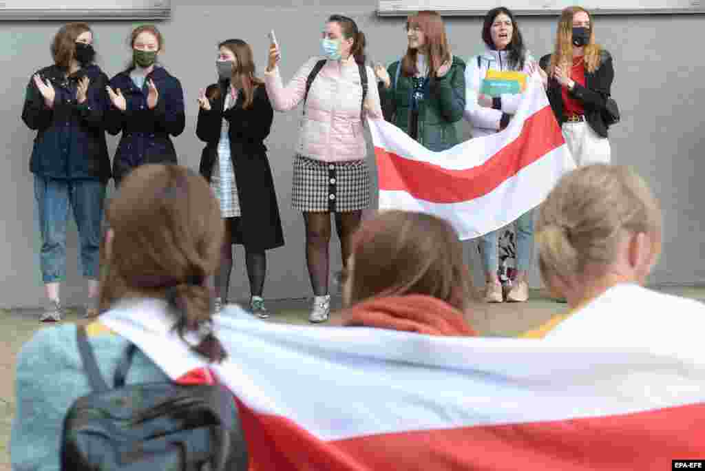 Meglebegtetik a fehér-piros ellenzéki zászlót a diákok, amely a független Belarusz zászlaja volt a 90-es évek elején. 
