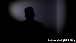 Një i mbijetuar i dhunës seksuale gjatë luftës së fundit në Kosovë. Fotografi nga arkivi. 
