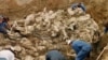 Jedna od masovnih grobnica pored Srebrenice, ekshumacije, juli 2008. 