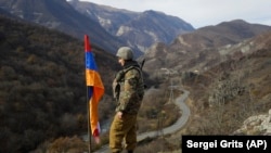 Soldat armean cu drapelul regiunii Nagorno Karabah noua frontieră a regiunii, 25 noiembrie 2020