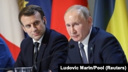 Макрон ва Путин.