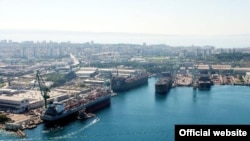U dio za luke posebne namjene kod splitskog brodogradilišta "Brodosplit" je mazut stigao u utorak 20. rujna s kopna, verojatno kroz cijevi oborinskih voda, dakle kroz kanalizaciju (arhivska fotografija)