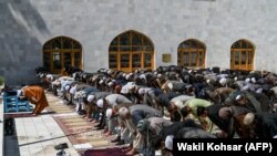 П'ятнична молитва в мечеті в Кабулі в перший день Рамадану. 24 квітня 2020 року