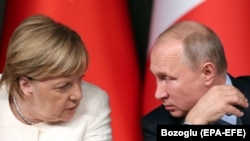 Kancelarja gjermane, Angela Merkel dhe presidenti rus, Vladimir Putin. Fotografi nga arkivi.