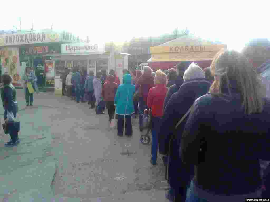 Севастополдун тургундары нан алганы кезекте турушат. 