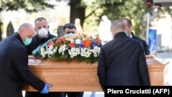 Sahranjivanje preminulih od korona virusu u italijanskom gradu Bergamu, mart 2020.