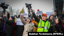 Коррупцияга каршы митингде тартылган сүрөт. 