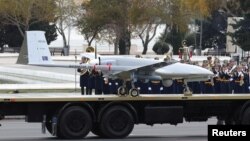 Азербайджан - Беспилотник Bayraktar TB2 турецкого производства демонстрируется на военном параде в Баку, 10 декабря 2020 г․