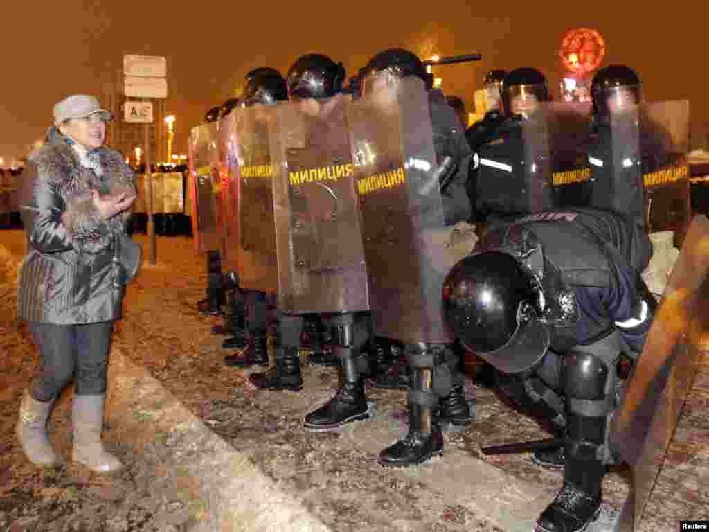 Protestçiler Lukaşenkonyň ýeňiji diýlip yglan edilmegi üçin häkimiýetler tarapyndan giň gerimde galplyklaryň amala aşyrylandygyny öňe sürdüler.