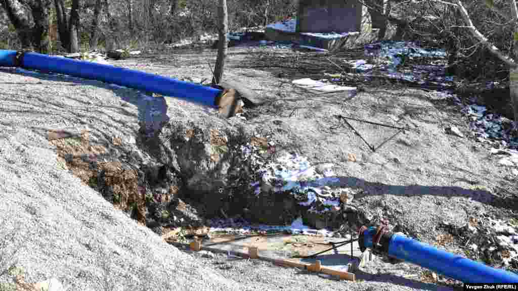 Забирати воду з озера почали з 15 грудня, припинили на початку лютого. Зараз труба, якою з озера качали воду, роз'єднана