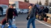 Тисячі українців зібрались на польському кордоні. Людей нон-стоп вивозять автобусами і пропускають пішоходів