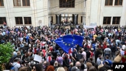 Demonstruesit duke protestuar kundër ligjit për "agjentët e huaj" pranë ndërtesës së Parlamentit të Gjeorgjisë, në Tbilisi, 28 maj 2024.
