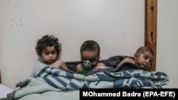 Copii sirieni primesc tratament într-o clinică improvizată în satul al-Shifuniyah/Ghouta de Est