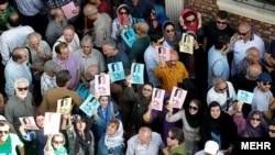 در تحمع روز پنجشنبه مقابل خانه سینما، سینماگرانی چون بهمن فرمان آرا، مهدی فخیم زاده، رخشان بنی اعتماد، اصغر فرهادی، رضا کیانیان و داریوش فرهنگ حضور داشتند