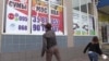 У Сумах зафарбували рекламу перевезень у Росію (відео)