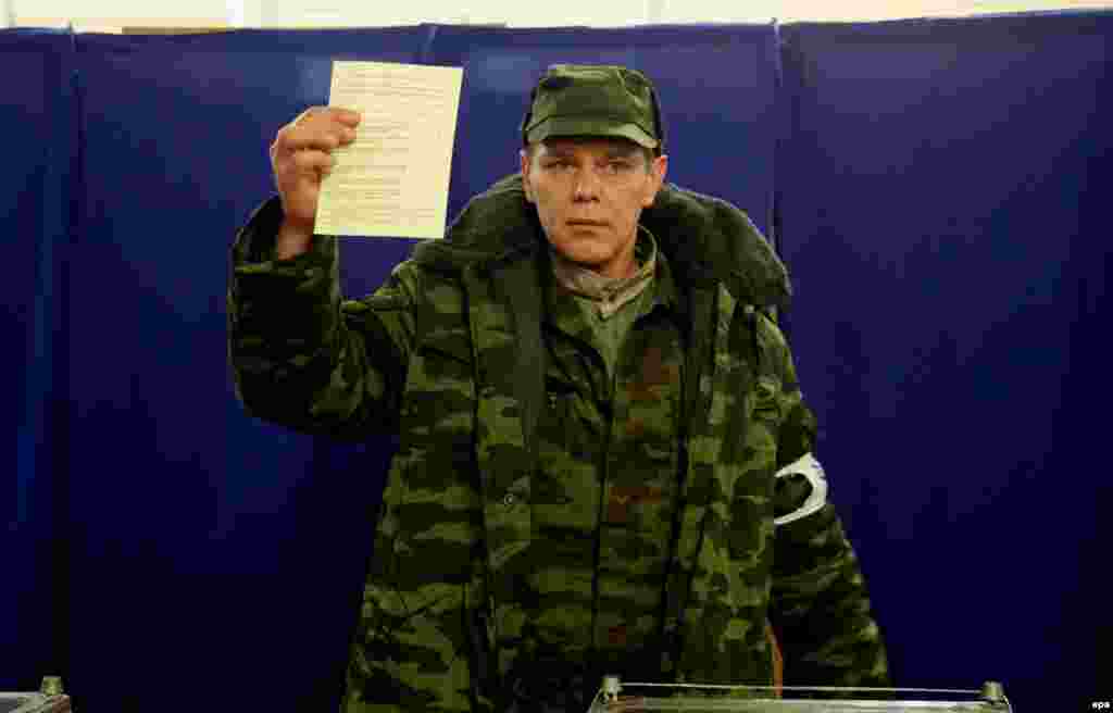Кырымга Русия хәрбиләре күпләп кергәннән соң барлыкка килгән "үзсаклану" көчләре әгъзасы да тавыш бирә.
