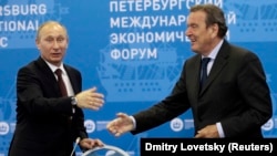 Președintele Rusiei, Vladimir Putin, și fostul cancelar german, Gerhard Schroeder