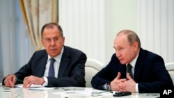Presidenti rus, Vladimir Putin, (djathtas) dhe ministri i Jashtëm Sergei Lavrov. (Fotografi nga arkivi)
