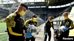 În Germania, campionatul de fotbal a fost reluat, meciurile se joacă fără public și în condiții sanitare speciale, mai 2020.