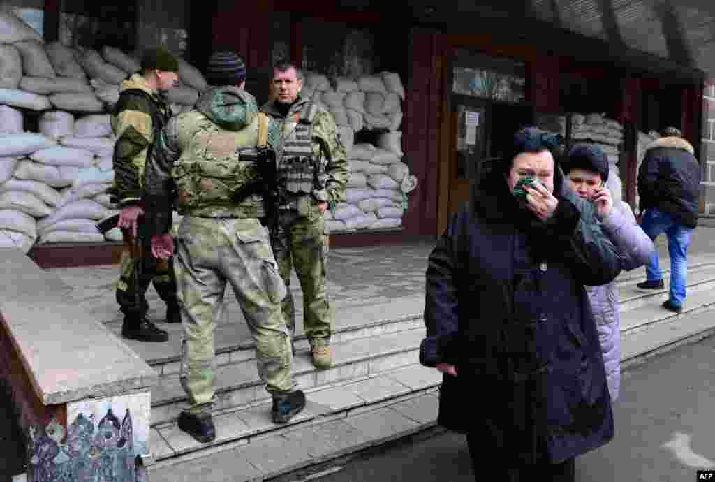 Проросійські бойовики та родичі шахтарів біля прохідної до шахти імені Засядька. О 5:30 внаслідок раптового викиду газу метану стався вибух. Під землею на глибині 1200 метрів на той момент перебували 50 людей. Загинув один гірник, а доля 32 невідома. 4 березня 2015 року