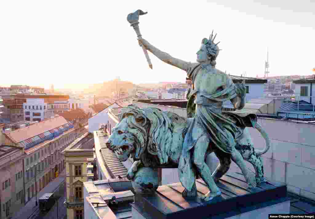 Purtătorul de Lumină și Leul, sculptură pe acoperișul Băncii Naționale, finisată în 1898 de sculptorul Antonin Popp. În 2019, o capsulă de timp a fost plasată în interiorul monumentului, cu ocazia aniversării unui secol de la înființarea monedei naționale, Coroana cehă (Koruna česká). Conform planului, capsula de timp urmează să fie deschisă în 2069.