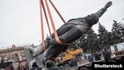 Ілюстративне фото. Демонтаж пам'ятника Леніну в Запоріжжі в рамках декомунізації. Березень 2016 року
