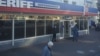 Militari lângă un supermarket Sheriff din Tiraspol. 18 martie 2020