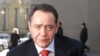 Orsýetiň ozalky metbugat ministri Mihail Lesin. Arhiw suraty, 2002 ý.