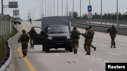 Vagnerova vojna kolona prolazi pored ruskog grada Voronježa. Borci privatne plaćeničke grupe Vagner šetaju oko vozila tokom zaustavljanja na autoputu M-4, koji povezuje prestonicu Moskvu sa južnim gradovima Rusije, 24. jun 2023.