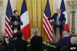 Președintele american, Donald Trump (d.), și președintele francez, Emmanuel Macron, susțin o conferință de presă la Casa Albă, Washington, DC, pe 24 februarie 2025.