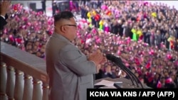 Udhëheqësi i Koresë së Veriut gjatë një paraqitjeje në një paradë ushtarake më 10 tetor 2020. 
