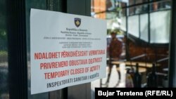 Një kafiteri e mbyllur në Prishtinë për shkak të mosrespektimit të masave kundër COVID-19. 