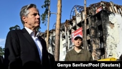Secretarul de Stat american, Antony Blinken, (stânga) în timpul unei vizite în orașul Irpenia din regiunea Kiev, 8 septembrie 2022