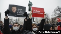 Emberek gyülekeznek a Puskin téren Moszkvában, hogy Alekszej Navalnij ellenzéki politikus szabadonengedését követeljék. 2021. január. 23. 