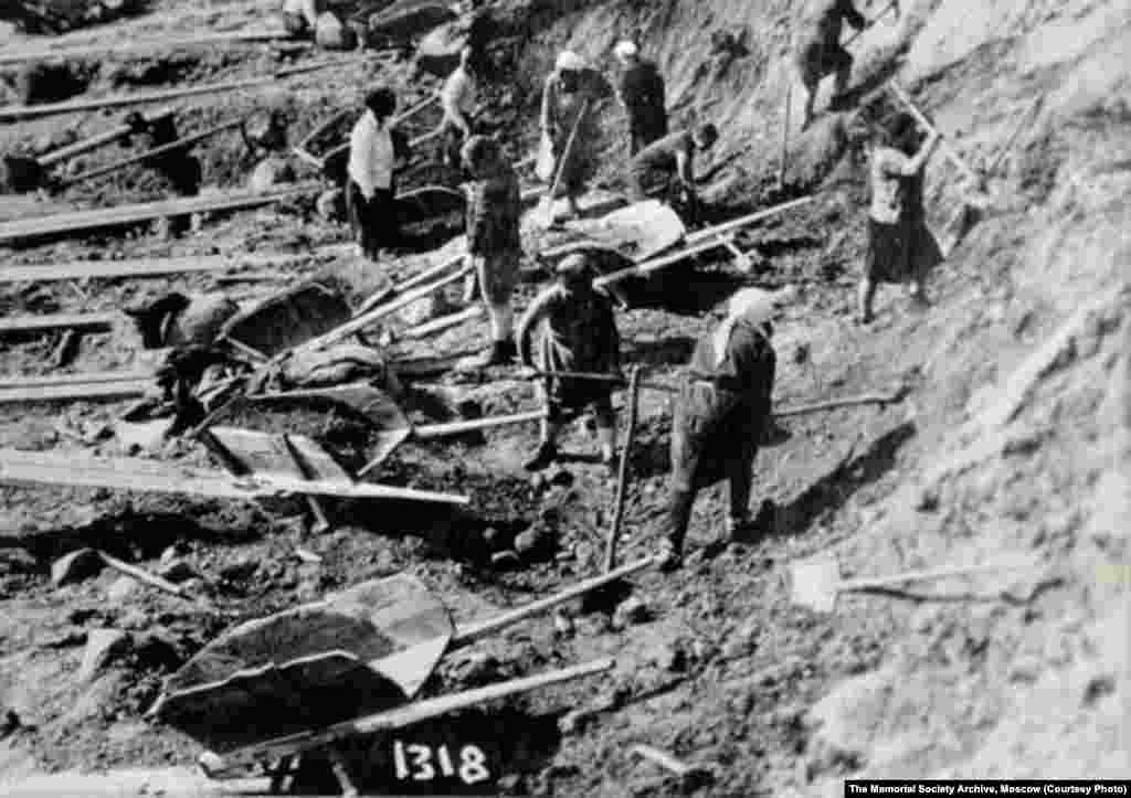1932-ci ildə Belomorkanalın qazıntısında çalışan qadın məhbuslar.