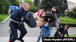 Protestçiler zor bilen awtobuslara basylýar. Minsk, 14-nji iýul, 2020.