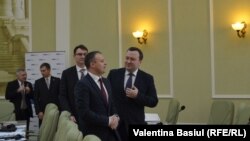 Corneliu Gurin (dreapta) şi preşedintele legislativului Andrian Candu, pe vremea când primul promova reforma procuraturii. 21 aprilie 2015