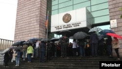Сторонники премьер-министра Никола Пашиняна блокируют вход в здание суда общей юрисдикции ереванских административных районов Кентрон и Норк-Мараш, Ереван, 20 мая 2019 г.