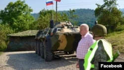 Посол России в Армении Сергей Копыркин посещает дислоцированных в Сюнике российских миротворцев (архив)