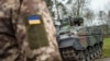 Imagine cu caracter ilustrativ, cu un soldat ucrainean în fața unui vehicul de luptă german, într-un centru de instruire din Germania, în 2023.