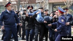Алматыда полиция Гоголь мен Панфилов көшелерінің қиылысында жүрген адамды ұстап әкетіп барады. 22 наурыз 2019 жыл.