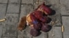 O jucărie cu pete de sânge fotografiată după atacul cu rachete rusești asupra gării din Kramatorsk, în care au murit 59 de persoane, inclusiv 5 copii, și a rănit peste 100 de oameni. Kramatorsk, Ucraina, 8 aprilie 2022.